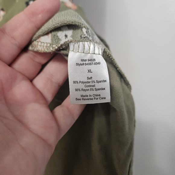 Janetchung Green Floral Tank Top! - Picture 3 of 6